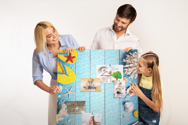 Prikbord van kurk met afbeelding van zomerstrand met schelpen en zand
