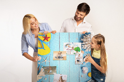 Prikbord van kurk met afbeelding van zomerstrand met schelpen en zand