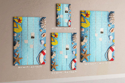 Prikbord van kurk met afbeelding van zomerstrand met schelpen en zand