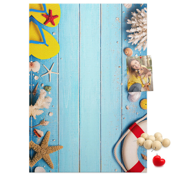 Prikbord van kurk met afbeelding van zomerstrand met schelpen en zand