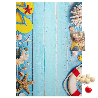 Prikbord van kurk met afbeelding van zomerstrand met schelpen en zand
