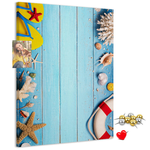 Prikbord van kurk met afbeelding van zomerstrand met schelpen en zand