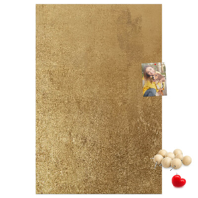 Kurk memobord met goudkleurig papier en gekleurde spelden