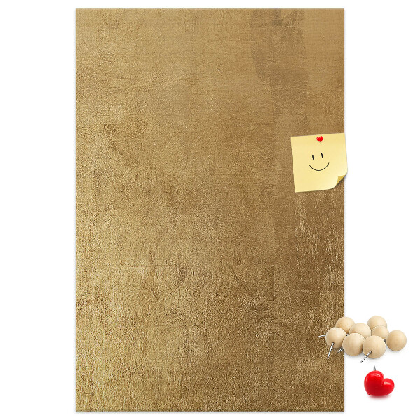 Kurk memobord met goudkleurig papier en gekleurde spelden