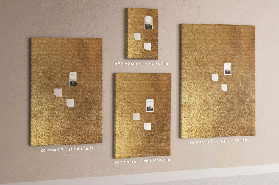 Kurk memobord met goudkleurig papier en gekleurde spelden