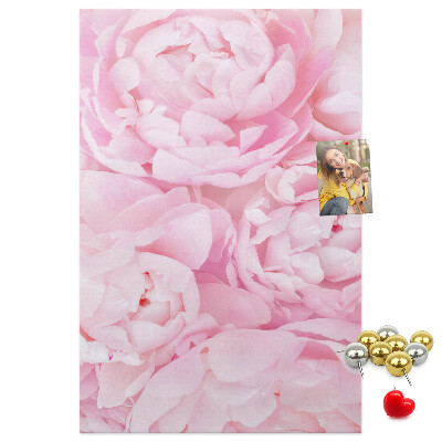 Memobord van kurk met een print van roze pioenrozen in volle bloei
