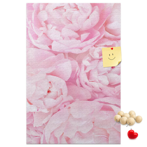 Memobord van kurk met een print van roze pioenrozen in volle bloei