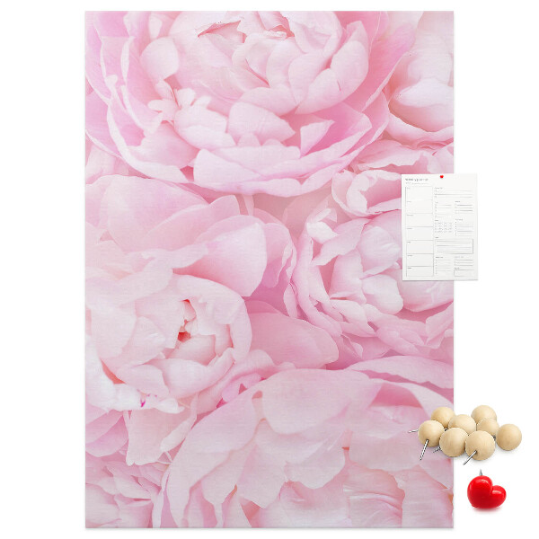 Memobord van kurk met een print van roze pioenrozen in volle bloei