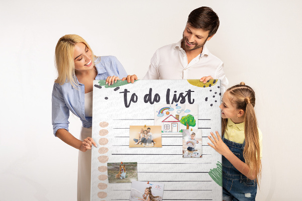 Kurken prikbord met een print van kleurrijke bladeren op een takenlijst