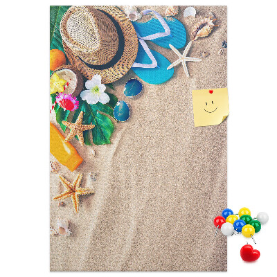Prikbord van kurk met zomerherinneringen aan het strand en schelpen