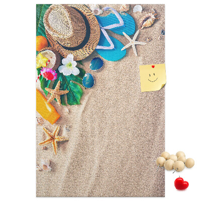 Prikbord van kurk met zomerherinneringen aan het strand en schelpen