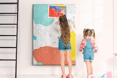 Kurken memobord met kleurrijke abstracte vormen en patronen