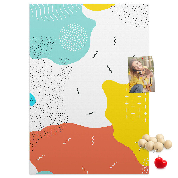 Kurken memobord met kleurrijke abstracte vormen en patronen