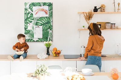 Prikbord van kurk met een print van Monstera-bladeren op een lichte achtergrond