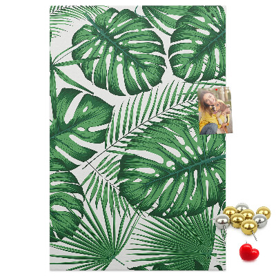 Prikbord van kurk met een print van Monstera-bladeren op een lichte achtergrond