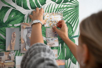 Prikbord van kurk met een print van Monstera-bladeren op een lichte achtergrond