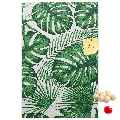 Prikbord van kurk met een print van Monstera-bladeren op een lichte achtergrond
