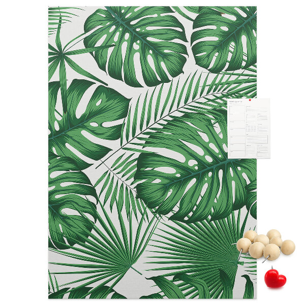 Prikbord van kurk met een print van Monstera-bladeren op een lichte achtergrond