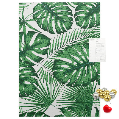 Prikbord van kurk met een print van Monstera-bladeren op een lichte achtergrond