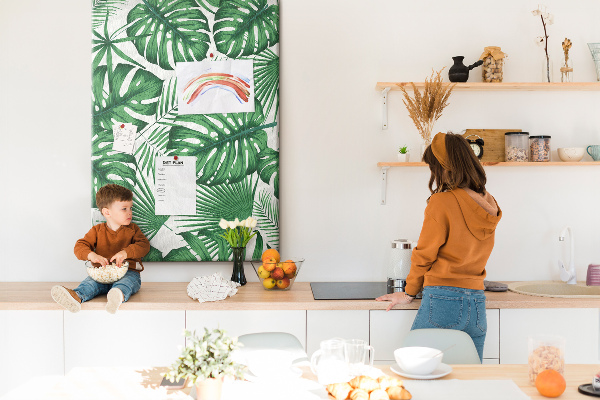 Prikbord van kurk met een print van Monstera-bladeren op een lichte achtergrond