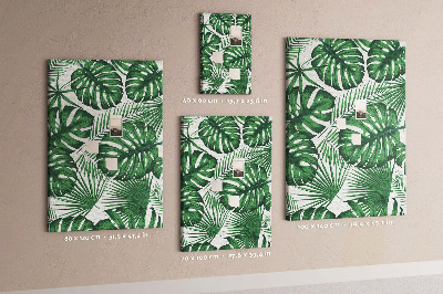 Prikbord van kurk met een print van Monstera-bladeren op een lichte achtergrond