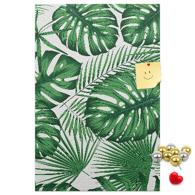 Prikbord van kurk met een print van Monstera-bladeren op een lichte achtergrond