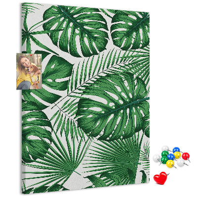 Prikbord van kurk met een print van Monstera-bladeren op een lichte achtergrond