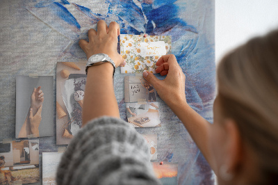 Kurken memobord met abstracte blauw-witte verfspatten