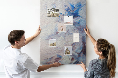 Kurken memobord met abstracte blauw-witte verfspatten