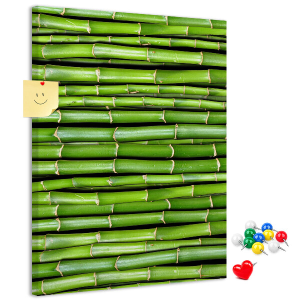 Kurken memobord met decoratieve groene bamboestengels