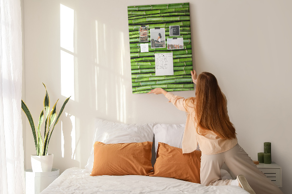 Kurken memobord met decoratieve groene bamboestengels