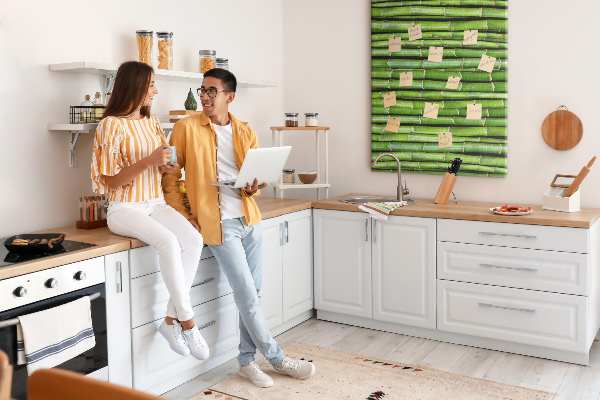 Kurken memobord met decoratieve groene bamboestengels