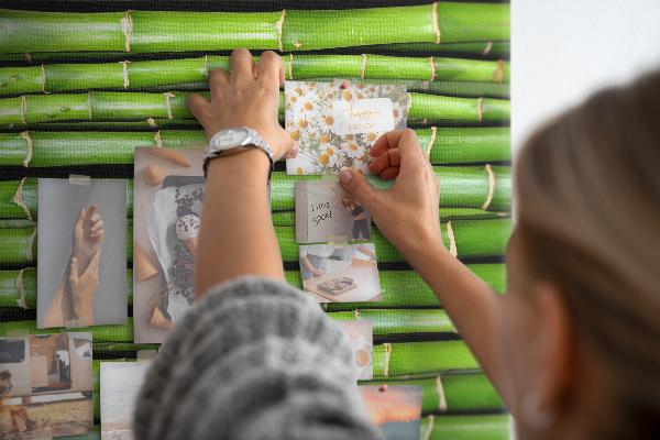 Kurken memobord met decoratieve groene bamboestengels