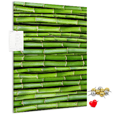 Kurken memobord met decoratieve groene bamboestengels