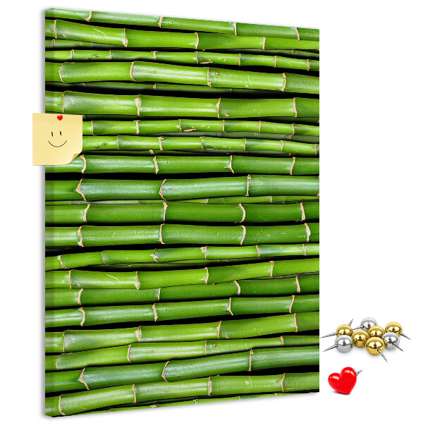 Kurken memobord met decoratieve groene bamboestengels