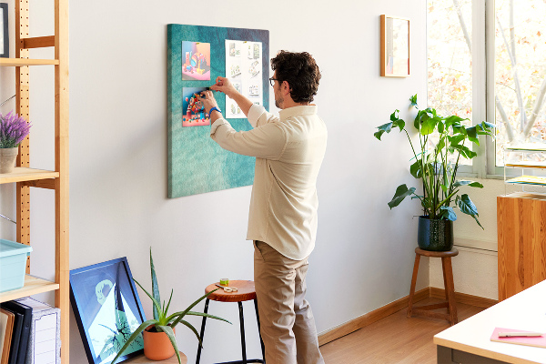 Kurken prikbord met abstract patroon in blauwe tinten