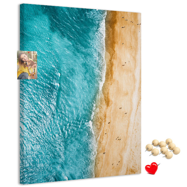 Kurken memobord met een afbeelding van een strand met golvende zee en mensen