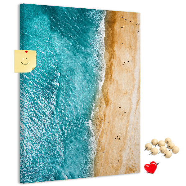 Kurken memobord met een afbeelding van een strand met golvende zee en mensen