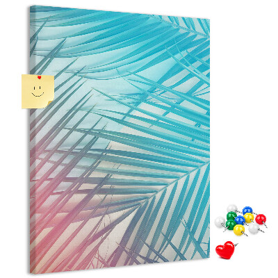 Memobord van kurk met tropische palmbladeren in pasteltinten