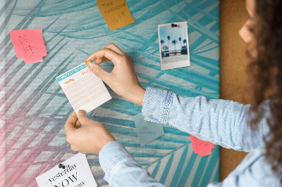 Memobord van kurk met tropische palmbladeren in pasteltinten