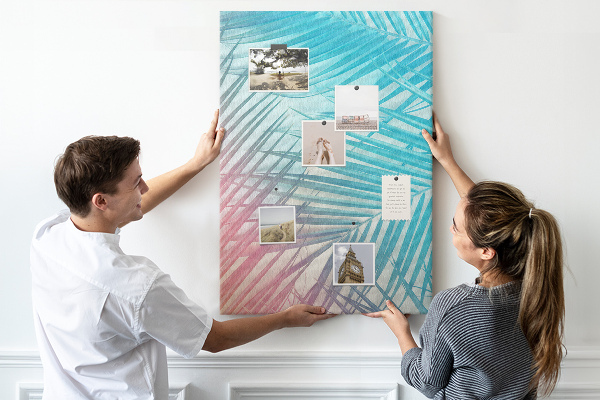 Memobord van kurk met tropische palmbladeren in pasteltinten