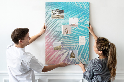 Memobord van kurk met tropische palmbladeren in pasteltinten
