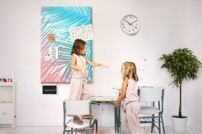Memobord van kurk met tropische palmbladeren in pasteltinten