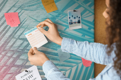 Memobord van kurk met tropische palmbladeren in pasteltinten