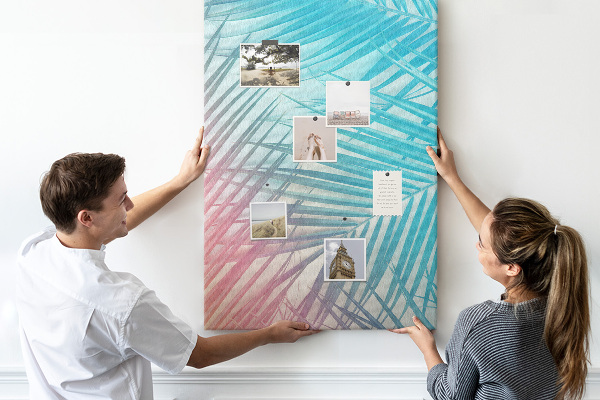 Memobord van kurk met tropische palmbladeren in pasteltinten
