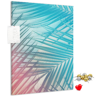 Memobord van kurk met tropische palmbladeren in pasteltinten