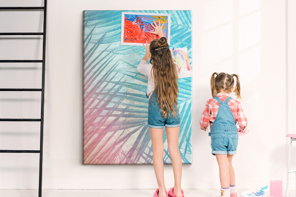 Memobord van kurk met tropische palmbladeren in pasteltinten