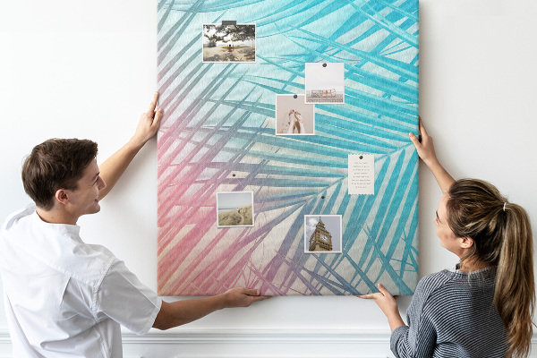 Memobord van kurk met tropische palmbladeren in pasteltinten