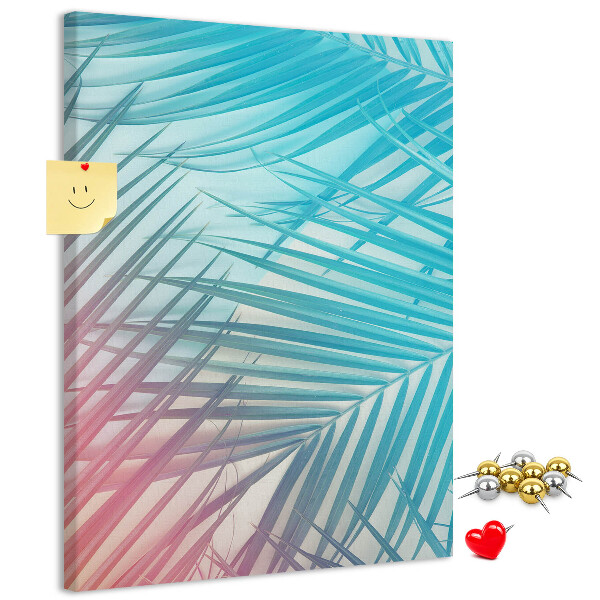 Memobord van kurk met tropische palmbladeren in pasteltinten