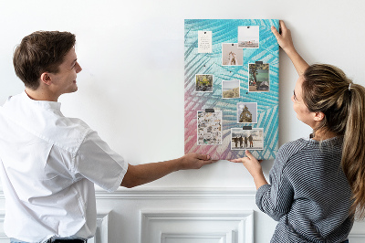 Memobord van kurk met tropische palmbladeren in pasteltinten